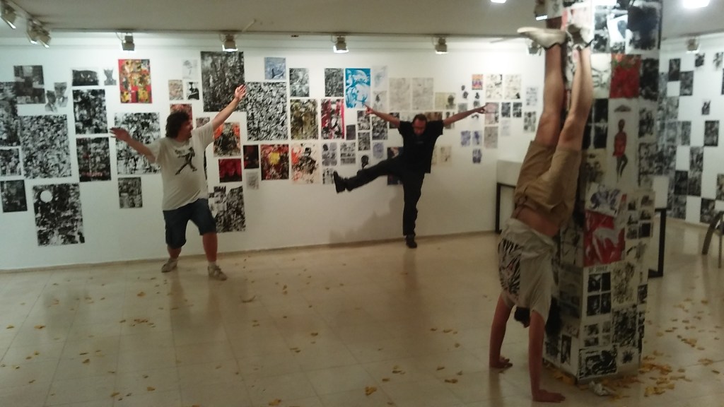 voda, vodovod, kanalizacija i žuta voda braon boje, koja evo, po treći put natapa, daje tu posebnu notu, patinu, sepiu, septiu, duoton, dupeton, kooperaciju i koperton, studiostrip arhivi sopstvenih stripova, prvi put je, a verujte da ne lažem jer je istina, napala, ponavljam, jer nemam taj fond reči da drugačije obznanim, orečotvorim, To što nam se dešava, došla je jednog proleća u vidu kiše. dakle pored neologizama brojnih, u potonjem ali i prethodnim rečima, uočivši, čitajući štivo i korpus dosad nabraojenih, činjenica, no da ne okolišam, ustanem jedno jutro, krenem u toalet, vrata koja povezivavhu taj moj stan i garažu, radni prostor radne grupe studiostrip kosmoplovcitd...pogled mi privuče kiša koja je padala sa plafona garaže, ne pljusak, ni kišica, baš kiša, uz šum, huk, zvuk i fijuk kapdi koja padavbši na skupocenu, te 1999. godine računarsku ličnu opermu, cirka tačno negde oko 6 komjuterskih jedinica, koja sam, dakle pokrio najlonom, jer sam digao ruke od papira koji je već potpuno natopljen, u kutijama od banana, kuferima onim starim kartonskim, bisagama od kože jareće, akten tašnama u dijapazonu materijala, drvo, koža, skaj, frotir, samar, papir, karton papir, karton, .....i tako dalje da ne nabrajam sad, je piočela još prethodnog dana ako mi9slimo na noć jer je bio neradni dan, verovatno vikend, ako se dobro sećam a sećanje me nikad ne vara. sreća u nesreći je bila da smo radili na izuzetno jeftinom skoro pa plastičnom papiru, koji je pomenuti profesor nekrao i donosio iz svoje pokojne državne firme, hemijskim olovkama uglavnom nacrtane, osenčene, oslovoupisane i grafički oblikovane, stranobeležene i da ne nabrajam sad i ne izmišljam nove reči, umišljam, neologizme, ako me sećanje ne vara a nikad me ne vara i da ne nabrajam jer to je najniži nivo, stepen, korak, stil, pisanja. drugi put voda nas je napala, da vas ne lažem ne sećam se tačno kad i kako, ali na kraju je voda pobedila, ako ste jedan od onih koje interesuje samo rezultat a ne igra kao takva, lepota pokreta i stil plesu nalik, ko prati tenis od đokovića, neće razumeti, onaj koji je izgarao pred vaternim i veličanstvenim okršajima da se ne ponavljam bjoerna borga i džona mekinroa, tih lenjih, sporih i događajima ispraznih letaa, sedemdeset i neke, pre interneta, pre cd i dvd, bli reja i nosača zvuka, slike, pisane reči, oblika, stilova, i tako dalje da ne dužim, ne nabrajam, ne izmišljam umišljam i lažem, jer.
zaboravio sam da vas pozovem na zatvaranje izložbe
kao i svaki kvalitetan tekst, ogled o kakvom događaju, sledu događaja ili pak konkretnih situacija, da se izrazim "kolokvijalno", osvrt na taj događaj te kontekst, u širemsmislu, započeću ga kao i svaki samoljubivi govnar koji je šetao ovim našim planetama, rečima tuđum, navodno pametnijim i obrazovanijim od sebe, o sebi. što kaže jedan moj prijatelj, profesor inače, kapiraš kakav car, u početku za veliki broj ljudi, da bi se spisak sužavao i na kraju, baš na našoj, ovoj o kojoj pričamo, izložnbi, zajeničkoj, očistivši, dakle, godinama spisak svih careva, mučeći se i pakao prolazeći onako tragičan, simpatičan, uloga žrtve pored mene mrtve,
"ako nema kritike, samokritike i društvene kritike, društvo tone u oportunističke sfere, nama neprihvatljive"
Италијански песник Ђакомо Леопарди је био ерудита, он је читао и проучавао книжевне класике и био под утицајем бројних филозофа. Српски психијатар Владета Јеротић такође се може сматрати ерудитом, у својим књижевним делима и психотерапији примењује знања из психоанализе, медицине и теологије.
još samo sutra...tonemo, koliko sad preterano očiglednioh šaljivdžijsklih tragikomičnih sterio kvadrotipskih oktamorganskih oksimormonskih i sajentološkio dokazanih smicalica, šala, šegi vo stripot makedomski rečeno može da se kaže, reče crnogorski, crnomorski, da to su te aluzije na beograd na vodi, neologizmi mutiranih većdavnosmišljenih reči tuđih naratora i oratora, eruditapotonula nam je izložba, a beograd na vodi, ako shvatate paralelu, to je neka alegorija, upita me jedna prijateljica mog bivšeg prijatelja jednom prilikom u kafeo, obližnjem bistrou, mislivši na nešto čega sad ne mogu da se setim...ili da se ozbiljno oštro i kako reče jedan oficir u armiji kojoj sam služio, ako nema kritike, samokritike i društvene kritike, društvo tone u oportunističke sfere, nama neprihvatljive.
Beton br.208
Nedelja 23. jun 2019.
Piše: Aleksandar Opačić, Radovan Rašid Paša Popović / Studiostrip
Osveta pokojnog
U okviru Fijuk sajma 14. juna u 20.00 u Galeriji „Doma kulture Studentski grad“ otvorena je izložba STUDIOSTRIP koja će trajati do 30. juna.
S T U D I O S T R I P Osveta pokojnog Aleksandar Opačić, Radovan Rašid Paša Popović